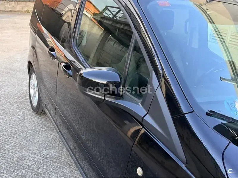 Usado Ford Tourneo Courier Ambiente 95 CV (69 kW) 2016 Negro Monovolumen