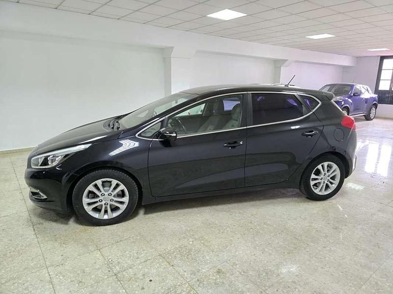 Usado Kia Ceed 90 CV (66 kW) 2014 Negro Utilitario