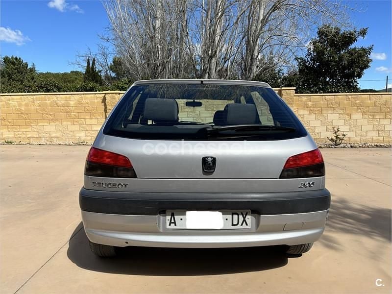 Usado Peugeot 306 70 CV (51 kW) 1999 Gris / plata Berlina