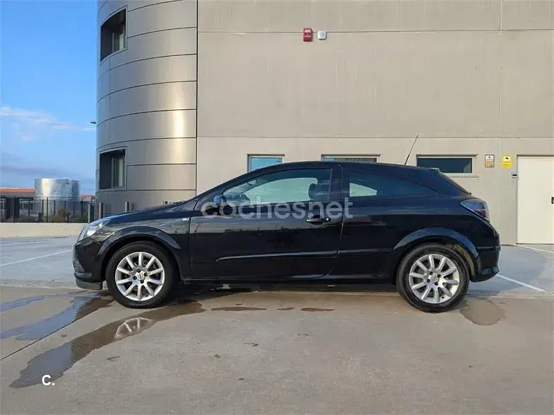 Usado Opel Astra GTC Enjoy 105 CV (77 kW) 2005 Negro Berlina