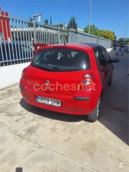 Usado Renault Clio II Authentique 75 CV (55 kW) 2008 Rojo Berlina