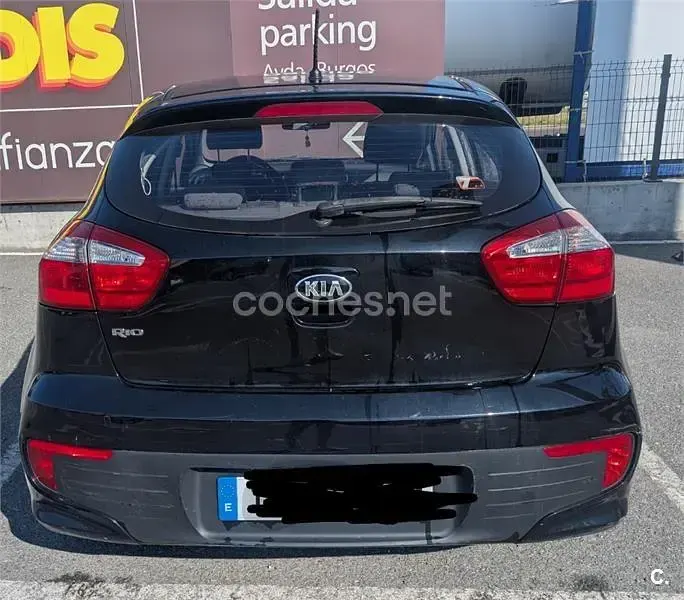 Usado Kia Rio 84 CV (61 kW) 2016 Negro Utilitario