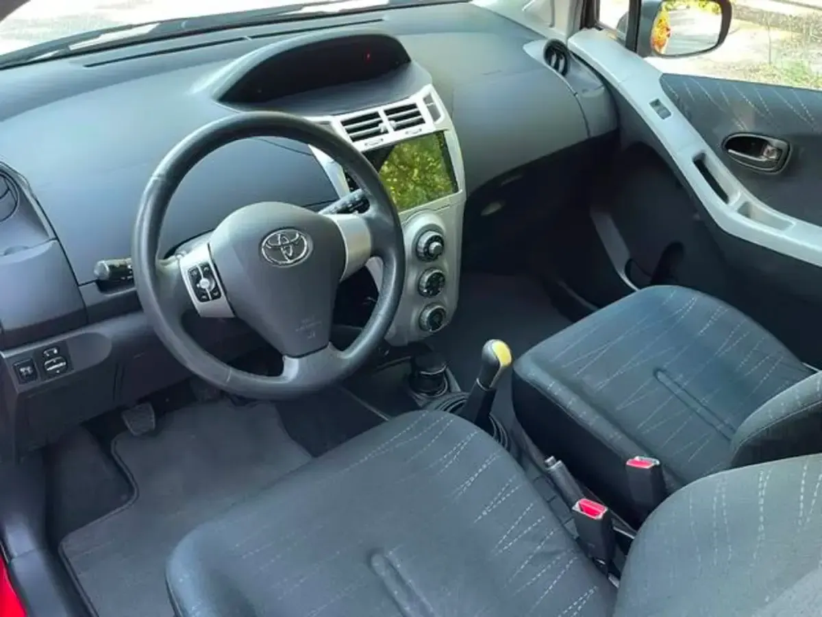 Usado Toyota Yaris Luna 87 CV (63 kW) 2007 Rojo Utilitario