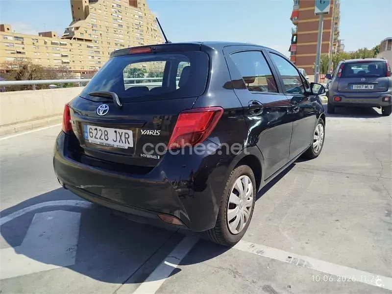 Usado Toyota Yaris Hybrid Active 100 CV (73 kW) 2017 Negro Berlina