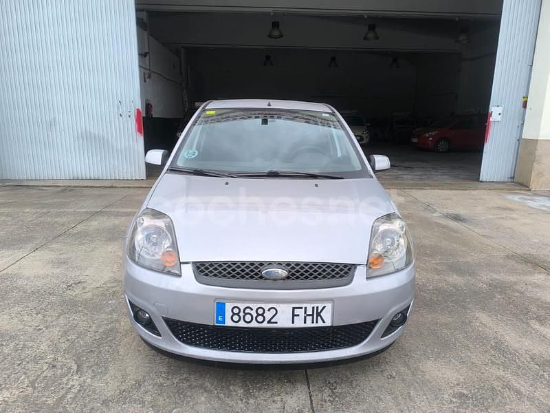 Gris / plata Usado 2007 Ford Fiesta Futura Utilitario | 4450 € (Un poco caro) - Imagen 1/4