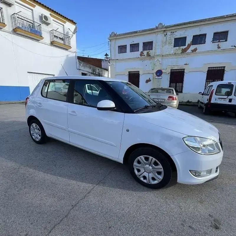 Usado Skoda Fabia Ambition 90 CV (66 kW) 2011 Blanco Utilitario