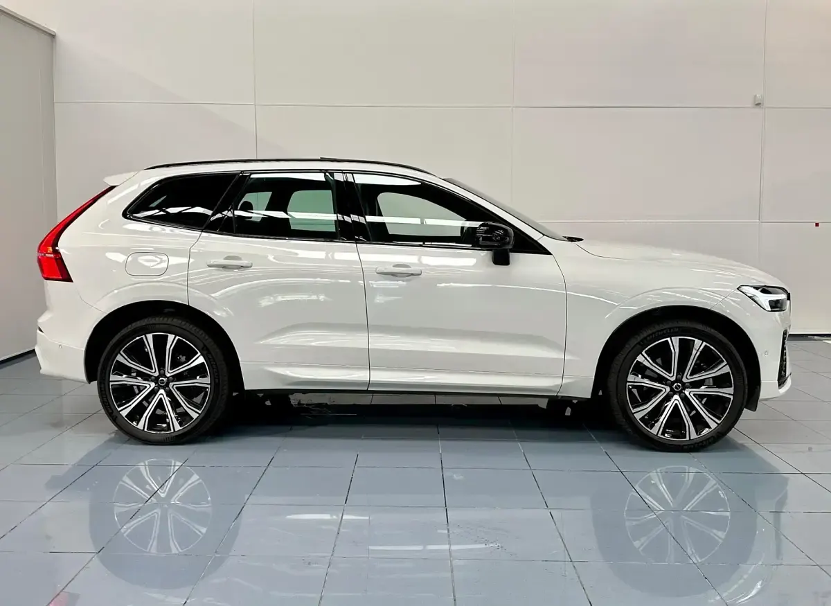 Usado Volvo XC60 Plus 350 CV (257 kW) 2022 Blanco SUV