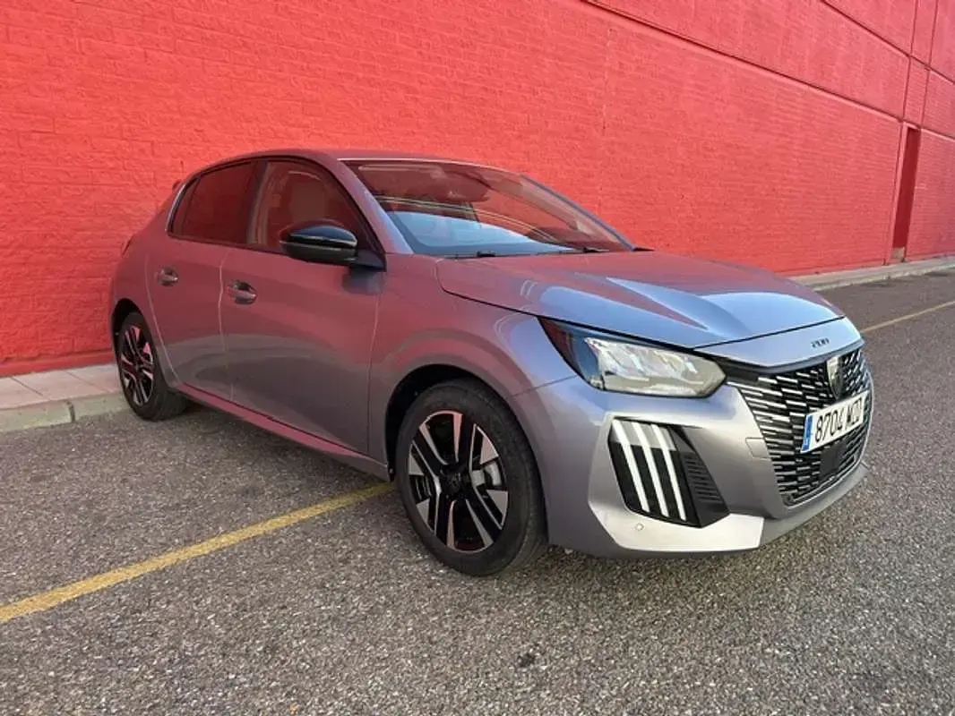 Usado Peugeot 208 Allure 110 CV (80 kW) 2025 Gris Utilitario