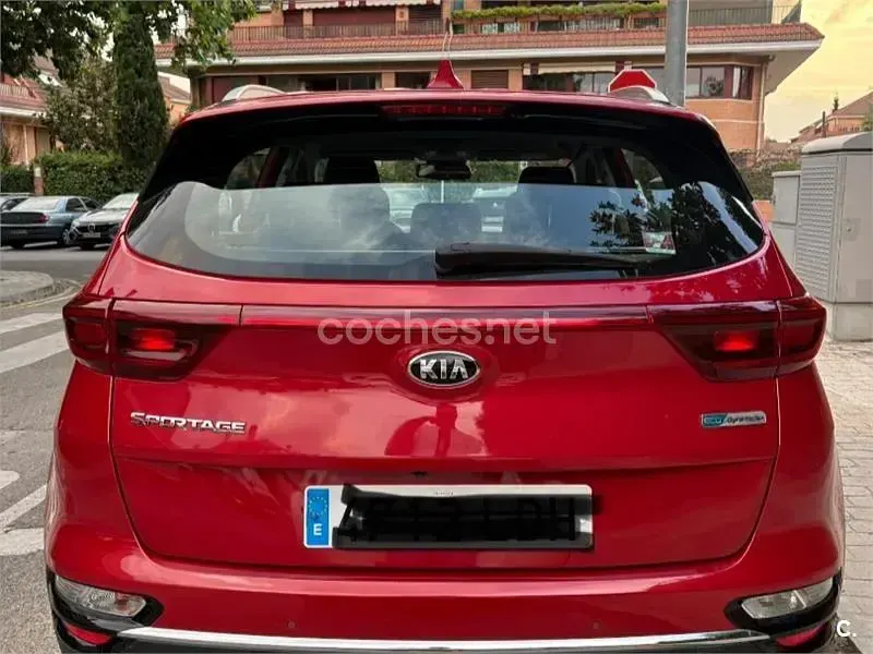 Usado Kia Sportage 115 CV (84 kW) 2019 Granate SUV