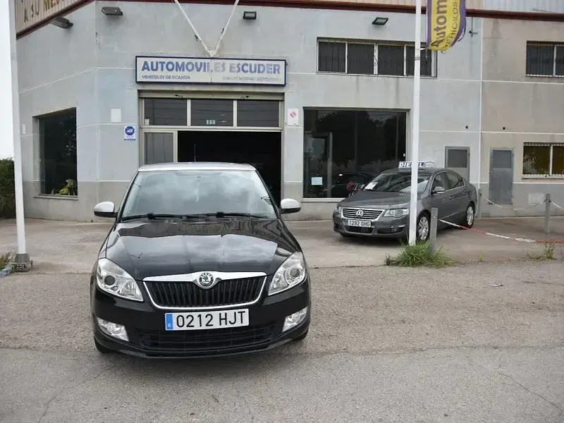 Usado Skoda Fabia Ambition 75 CV (55 kW) 2012 Negro Berlina