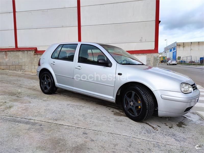 Usado VW Golf IV Highline 105 CV (77 kW) 2003 Gris / plata Berlina