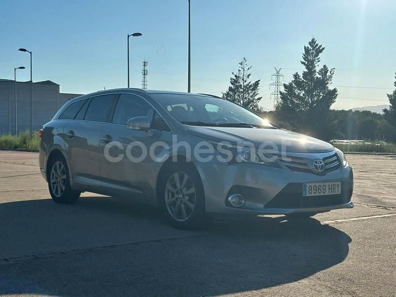 Usado Toyota Avensis Comfort 124 CV (91 kW) 2012 Gris / plata Familiar