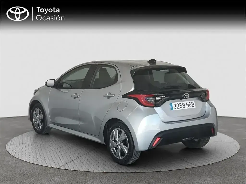 Usado Toyota Yaris Hybrid Active 116 CV (85 kW) 2025 Gris Monovolumen