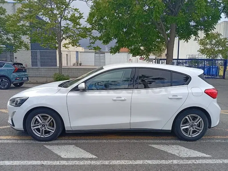 Usado Ford Focus Trend 125 CV (91 kW) 2021 Blanco Berlina