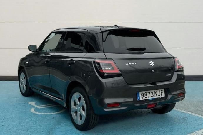 Usado Suzuki Swift 83 CV (61 kW) 2025 Gris Utilitario