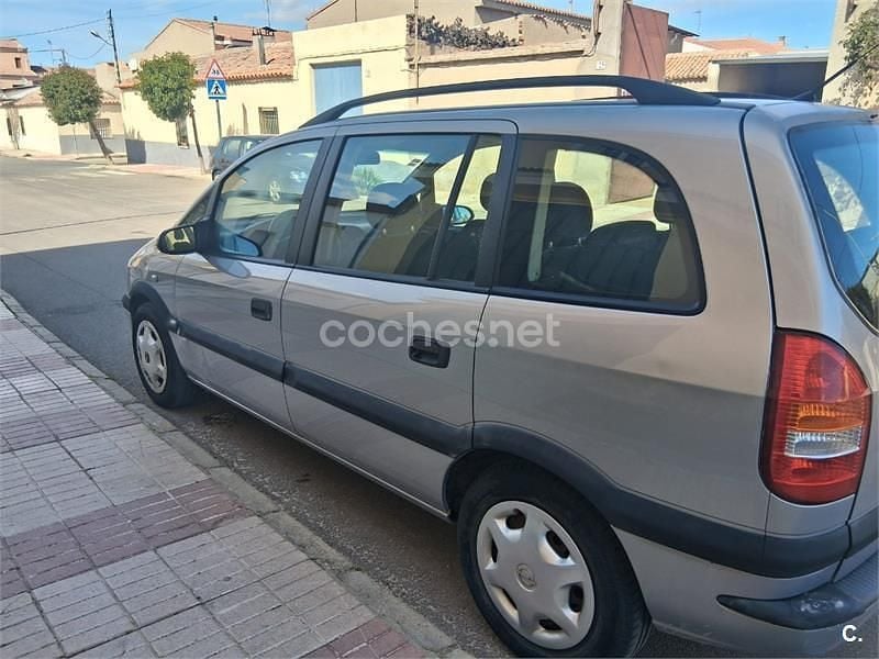 Usado Opel Zafira Comfort 100 CV (73 kW) 2001 Gris / plata Monovolumen
