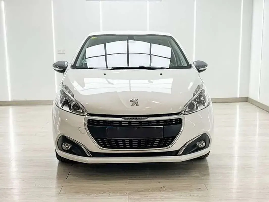 Usado Peugeot 208 Allure 82 CV (60 kW) 2018 Blanco Utilitario