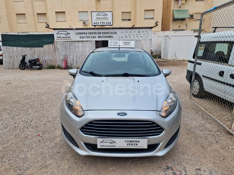Gris / plata Usado 2014 Ford Fiesta Trend Utilitario | 7500 € (Precio justo) - Imagen 1/4