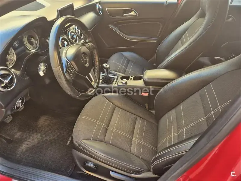 Usado Mercedes A180 Style 109 CV (80 kW) 2015 Rojo Utilitario