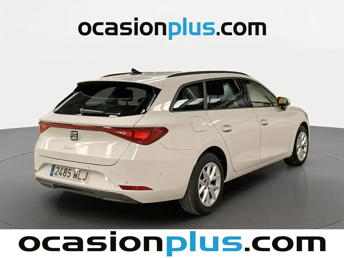 Usado Seat Leon Style 130 CV (95 kW) 2023 Blanco Familiar