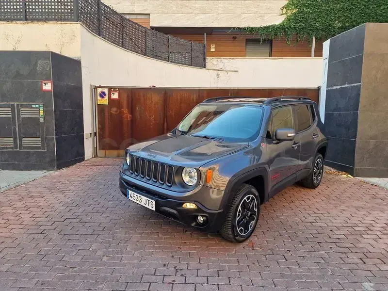 Usado Jeep Renegade Trailhawk 170 CV (125 kW) 2017 Gris / plata SUV