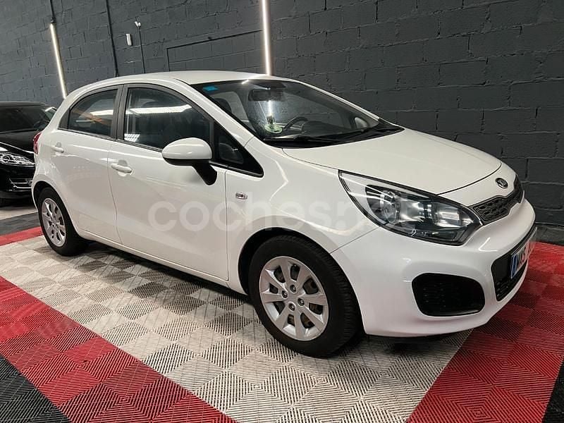 Blanco Usado 2014 Kia Rio Berlina | 6990 € (Precio justo) - Imagen 1/4