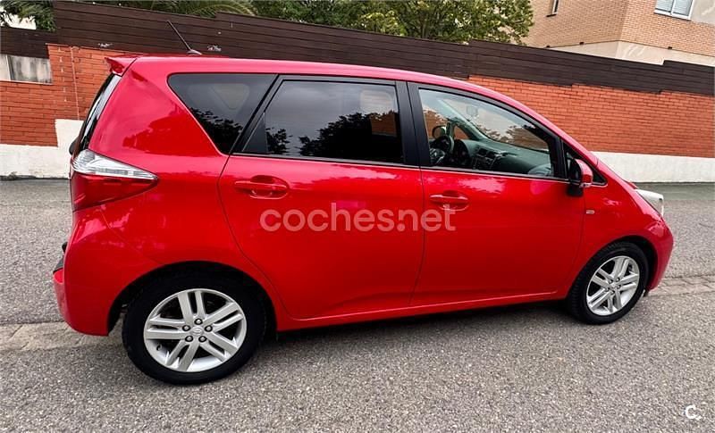 Rojo Usado 2011 Toyota Urban Cruiser Active Berlina | 7200 € - Imagen 1/4