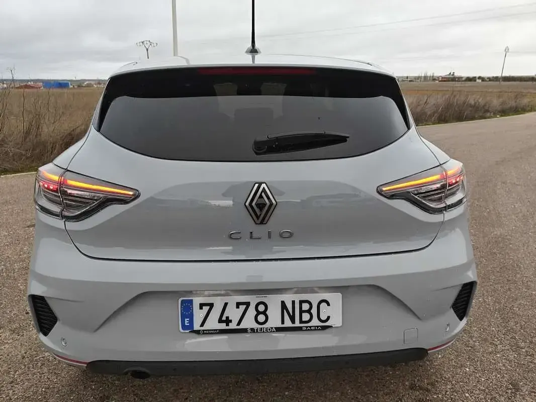 Usado Renault Clio Evolution 101 CV (74 kW) 2025 Gris Utilitario
