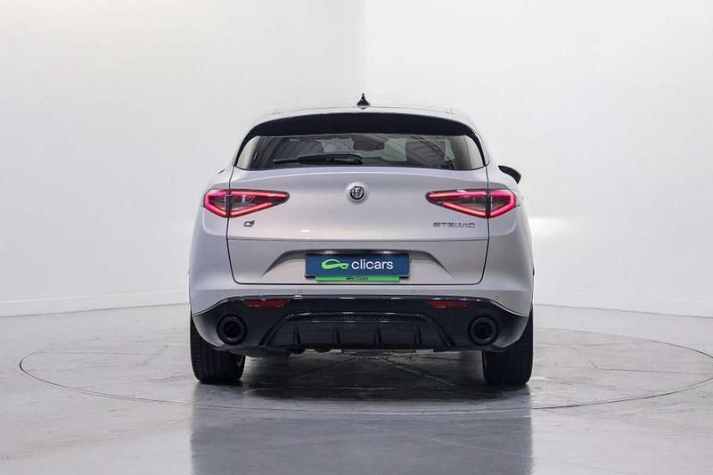 Usado Alfa Romeo Stelvio Veloce 209 CV (153 kW) 2024 Plateado SUV