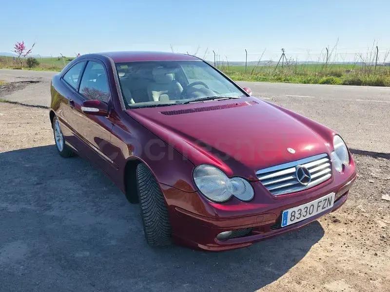 Usado Mercedes C220 143 CV (105 kW) 2002 Granate Berlina