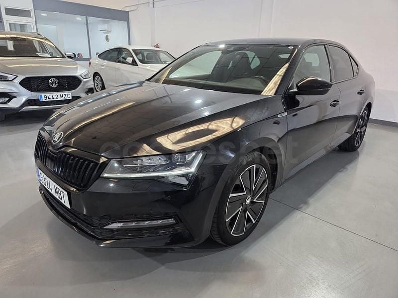 Usado Skoda Superb SportLine 150 CV (110 kW) 2022 Negro Berlina