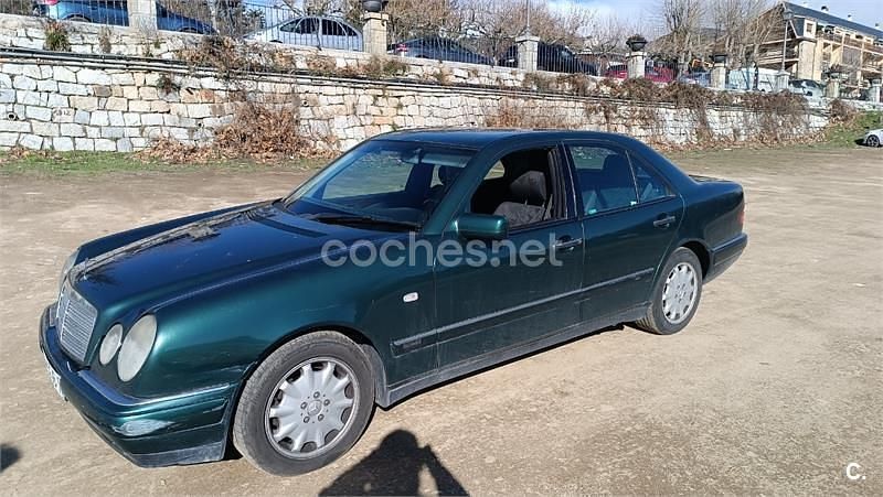 Verde Usado 1998 Mercedes E300 Elegance Berlina | 2700 € - Imagen 1/4