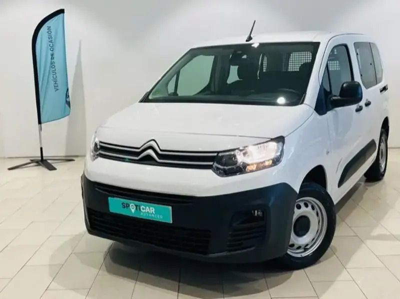 Usado Citroën Berlingo Feel 100 CV (73 kW) 2023 Blanco Monovolumen