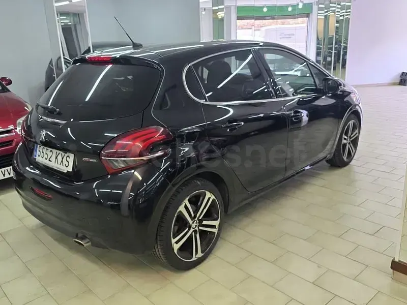 Usado Peugeot 208 GT-line 110 CV (80 kW) 2019 Negro Utilitario