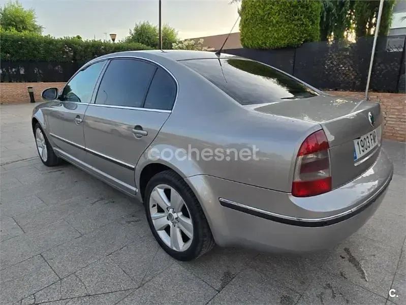 Usado Skoda Superb Elegance 140 CV (102 kW) 2007 Gris / plata Berlina
