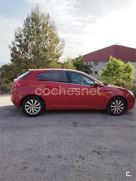 Usado Alfa Romeo Giulietta Sprint 105 CV (77 kW) 2015 Rojo Utilitario