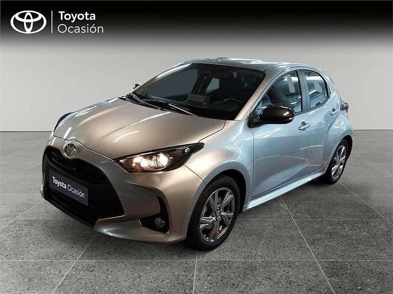 Usado Toyota Yaris Hybrid Active 116 CV (85 kW) 2024 Gris / plata Monovolumen
