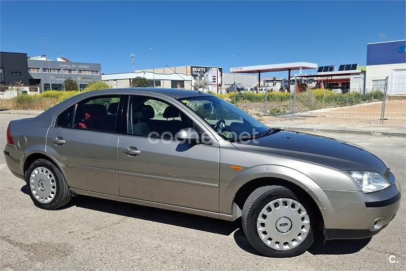Usado Ford Mondeo Trend 125 CV (91 kW) 2003 Beige Berlina