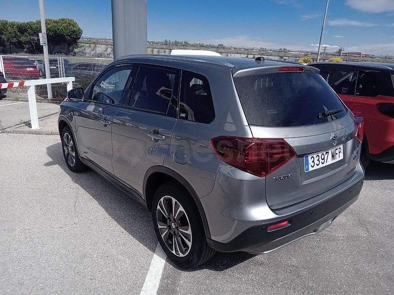 Usado Suzuki Vitara GLX 129 CV (94 kW) 2023 Gris / plata SUV