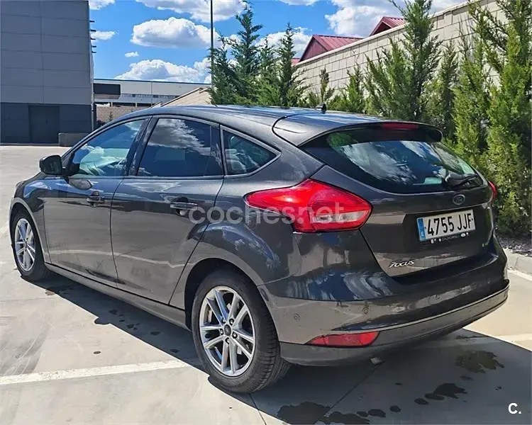 Usado Ford Focus Trend 125 CV (91 kW) 2015 Gris / plata Berlina