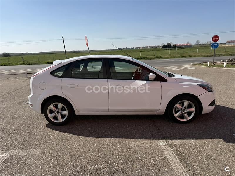 Usado Ford Focus Trend 109 CV (80 kW) 2009 Blanco Berlina