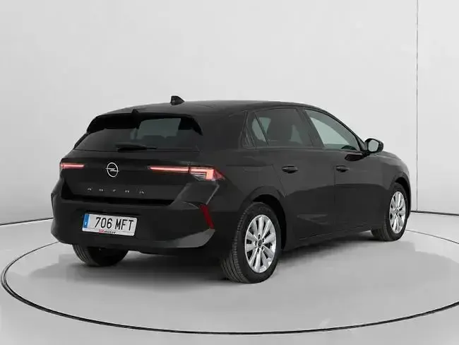 Usado Opel Astra Edition 130 CV (95 kW) 2023 Negro Utilitario