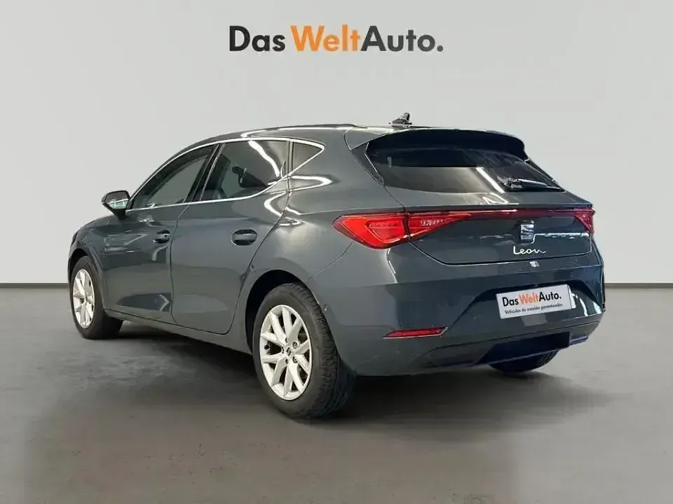 Käytetty Seat Leon Style 116 HP (85 kW) 2025 Sininen Sedan
