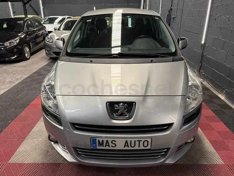 Usado Peugeot 5008 Allure 115 CV (84 kW) 2013 Gris / plata Monovolumen
