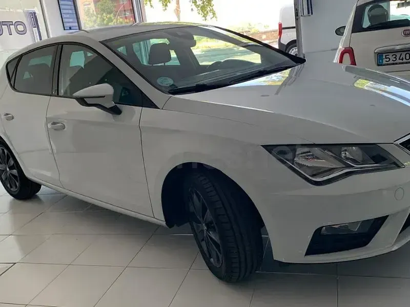 Usado Seat Leon Style 115 CV (84 kW) 2019 Blanco Berlina