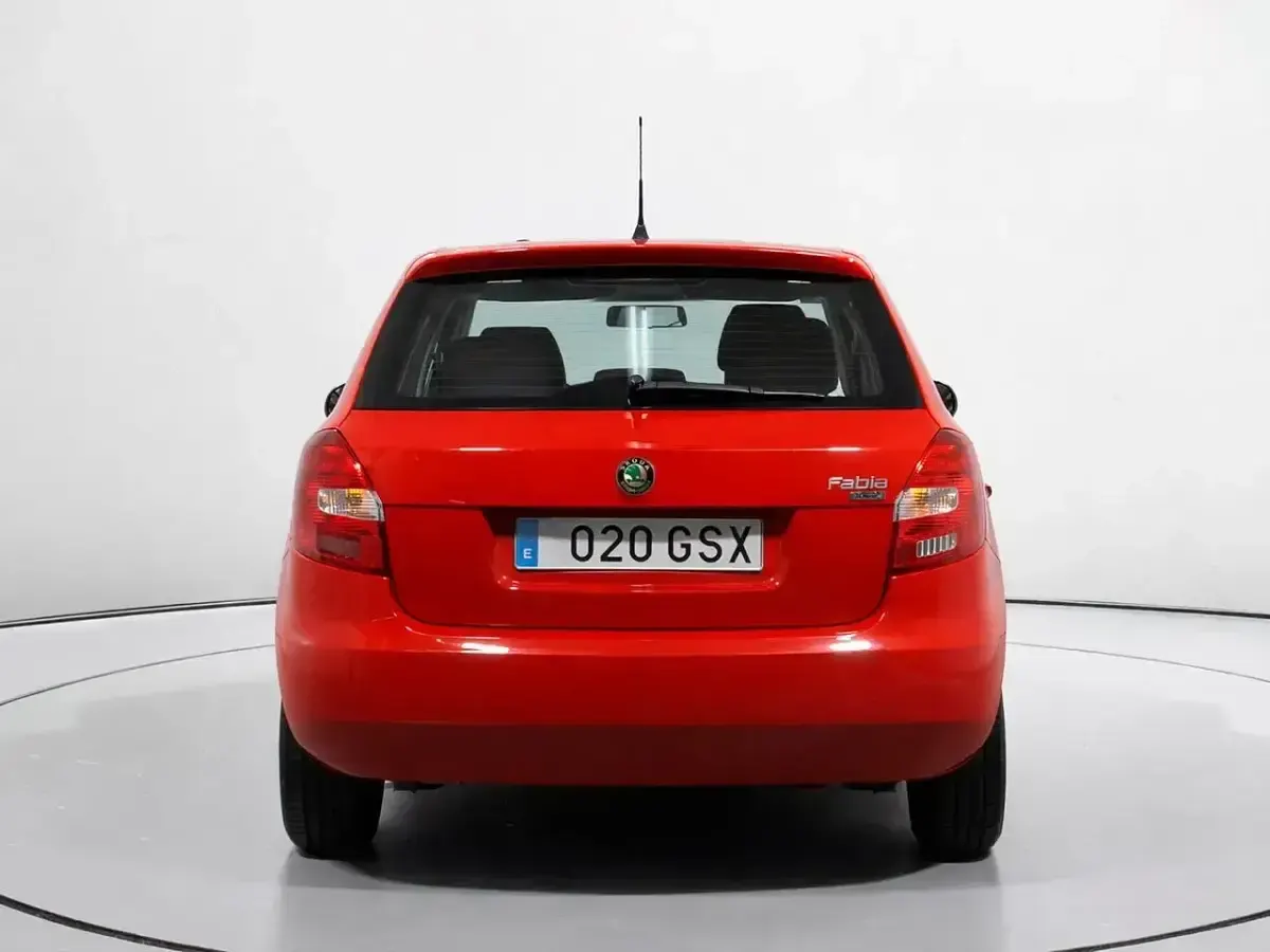 Usado Skoda Fabia 60 CV (44 kW) 2010 Rojo Berlina