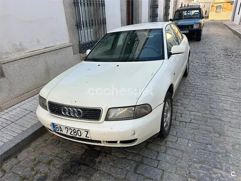 Usado Audi A4 110 CV (80 kW) 1998 Blanco Berlina