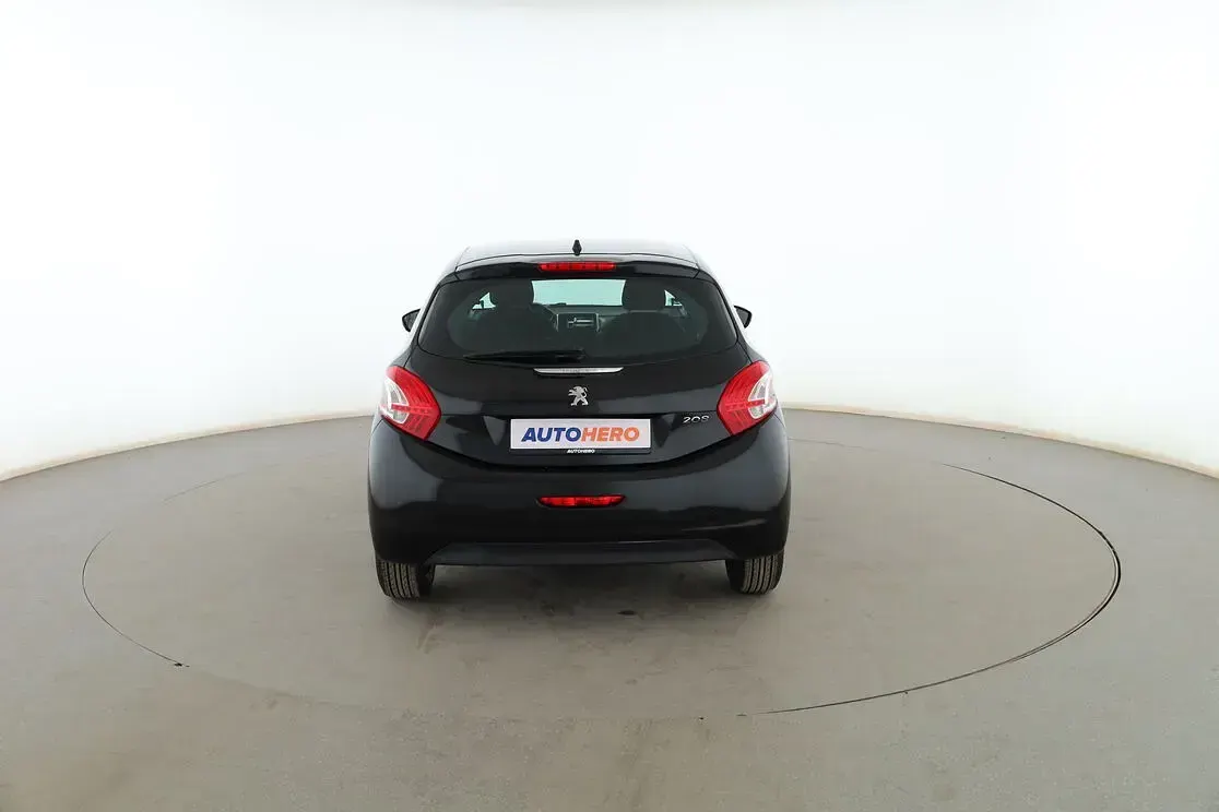 Usado Peugeot 208 Active 82 CV (60 kW) 2014 Negro Utilitario