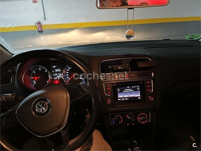 Usado VW Polo 75 CV (55 kW) 2014 Azul Berlina