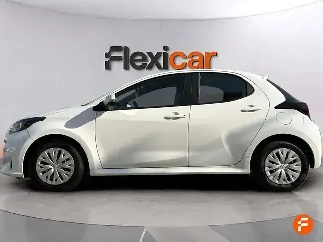 Usado Toyota Yaris Active 69 CV (50 kW) 2021 Blanco Utilitario